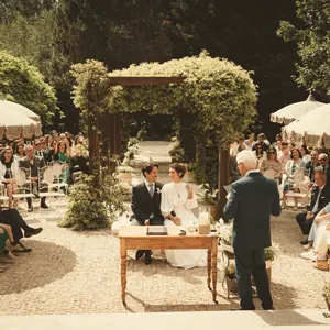 Cérémonie en plein air dans un jardin