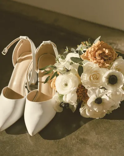 Chaussures de la mariée et bouquet