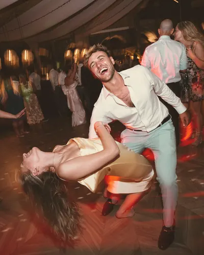 Un couple danse sur la piste, la femme renversée en arrière