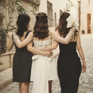 La mariée et ses amies, bras dessus bras dessous