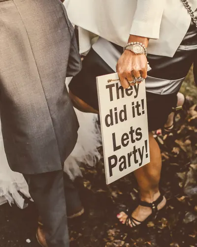 Invitée tenant une pancarte « They did it! »
