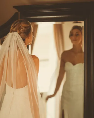 La mariée se regardant dans un miroir